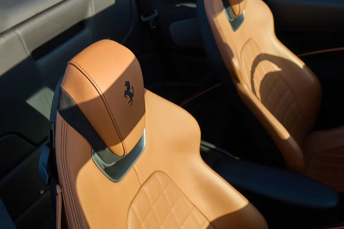 Ferrari Roma Spider 2024, intérieur — Geneva Luxury Car Rental, Genève. Ferrari Roma Spider à Genève La Ferrari Roma Spider 2024 fait partie des cabriolets…