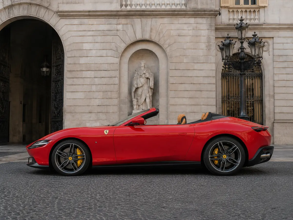 Ferrari Roma Spider 2024, extérieur — Geneva Luxury Car Rental, Genève. Ferrari Roma Spider à Genève La Ferrari Roma Spider 2024 fait partie des cabriolets…
