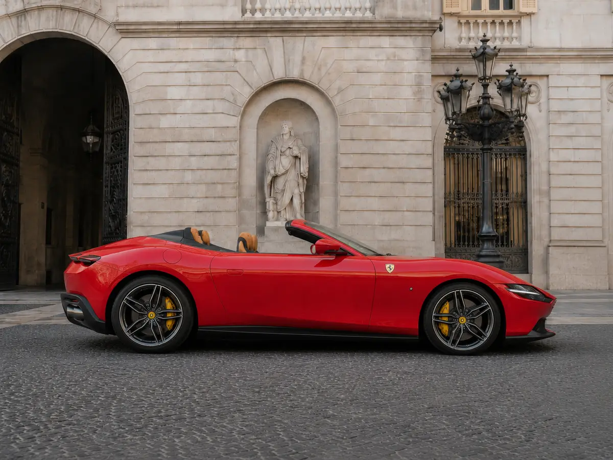Ferrari Roma Spider 2024, vue avant — Geneva Luxury Car Rental, Genève. Ferrari Roma Spider à Genève La Ferrari Roma Spider 2024 fait partie des cabriolets…