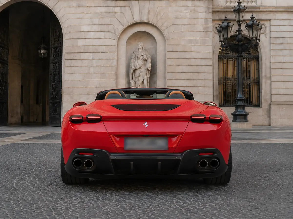 Ferrari Roma Spider 2024, vue arrière — Geneva Luxury Car Rental, Genève. Ferrari Roma Spider à Genève La Ferrari Roma Spider 2024 fait partie des cabriolets…