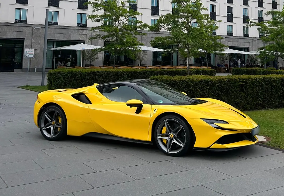 Ferrari SF90 Spider 2024 — Geneva Luxury Car Rental, Genève. Ferrari SF90 Spider à Genève La Ferrari SF90 Spider 2024 est proposée à la location à…