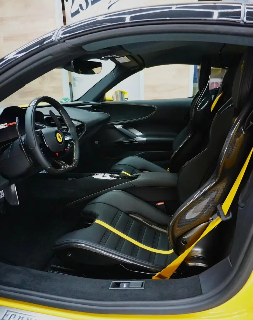 Ferrari SF90 Spider 2024, extérieur — Geneva Luxury Car Rental, Genève. Ferrari SF90 Spider à Genève La Ferrari SF90 Spider 2024 est proposée à la location à…