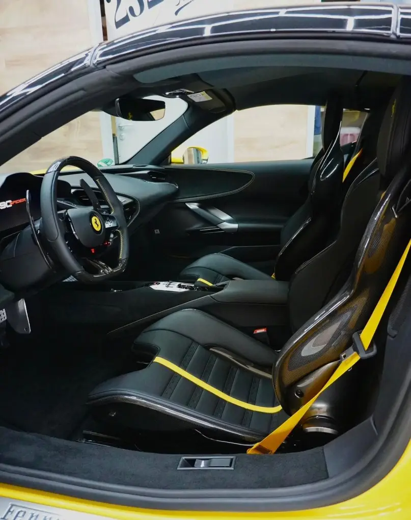 Ferrari SF90 Spider 2024, extérieur — Geneva Luxury Car Rental, Genève. Ferrari SF90 Spider à Genève La Ferrari SF90 Spider 2024 est proposée à la location à…