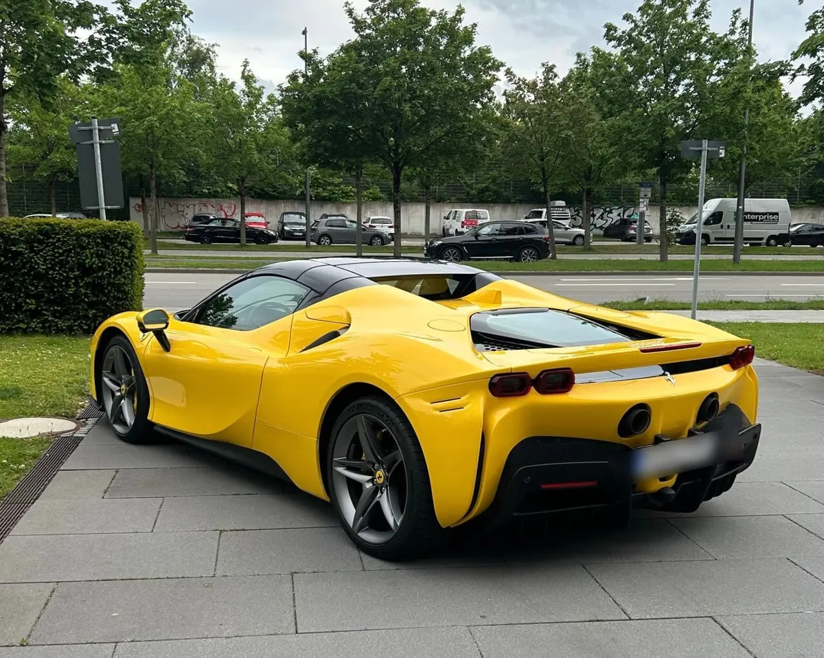 Ferrari SF90 Spider 2024, vue avant — Geneva Luxury Car Rental, Genève. Ferrari SF90 Spider à Genève La Ferrari SF90 Spider 2024 est proposée à la location à…