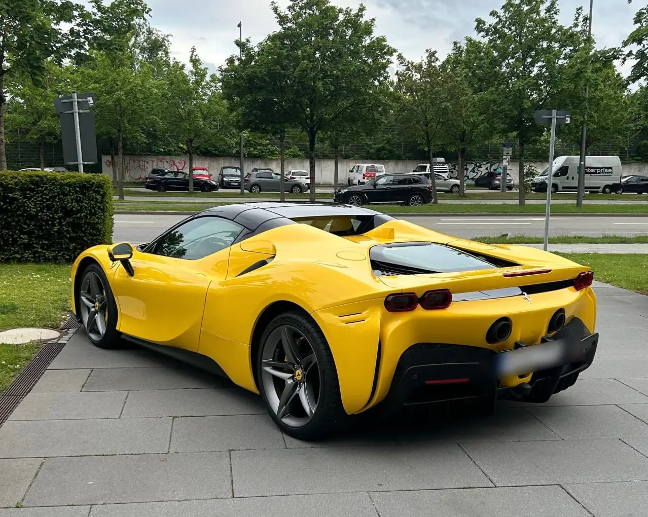 Ferrari SF90 Spider 2024, vue avant — Geneva Luxury Car Rental, Genève. Ferrari SF90 Spider à Genève La Ferrari SF90 Spider 2024 est proposée à la location à…