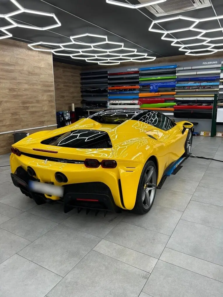 Ferrari SF90 Spider 2024, vue arrière — Geneva Luxury Car Rental, Genève. Ferrari SF90 Spider à Genève La Ferrari SF90 Spider 2024 est proposée à la location à…