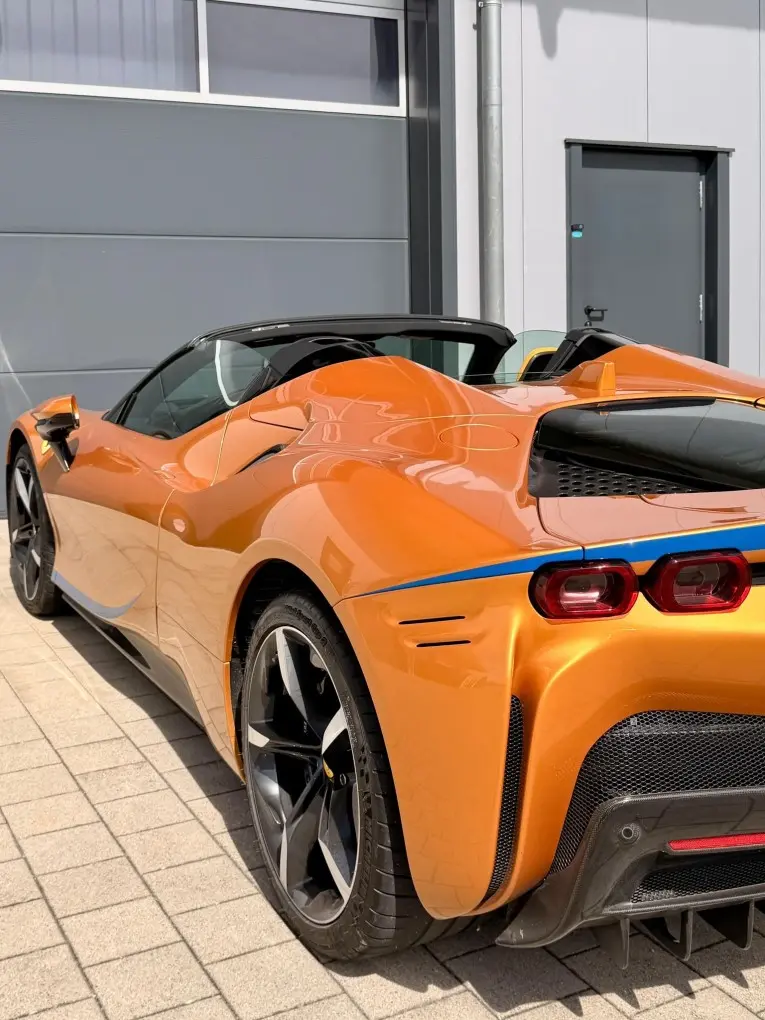 Ferrari SF90 Spider Tailor Made 2025, extérieur — Geneva Luxury Car Rental, Genève. Ferrari SF90 Spider Tailor Made à Genève La Ferrari SF90 Spider Tailor Made 2025 est…