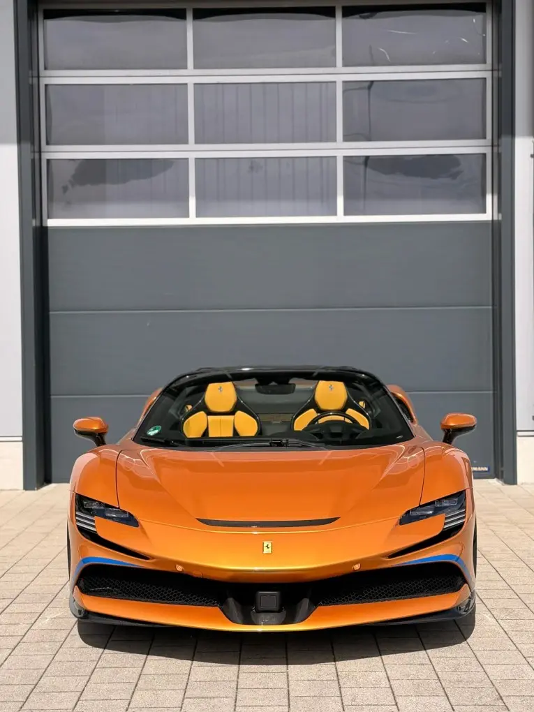 Ferrari SF90 Spider Tailor Made 2025, vue avant — Geneva Luxury Car Rental, Genève. Ferrari SF90 Spider Tailor Made à Genève La Ferrari SF90 Spider Tailor Made 2025 est…
