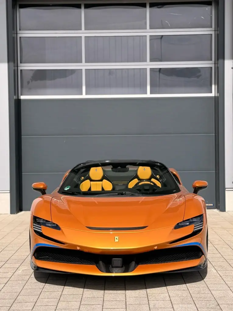 Ferrari SF90 Spider Tailor Made 2025, vue avant — Geneva Luxury Car Rental, Genève. Ferrari SF90 Spider Tailor Made à Genève La Ferrari SF90 Spider Tailor Made 2025 est…