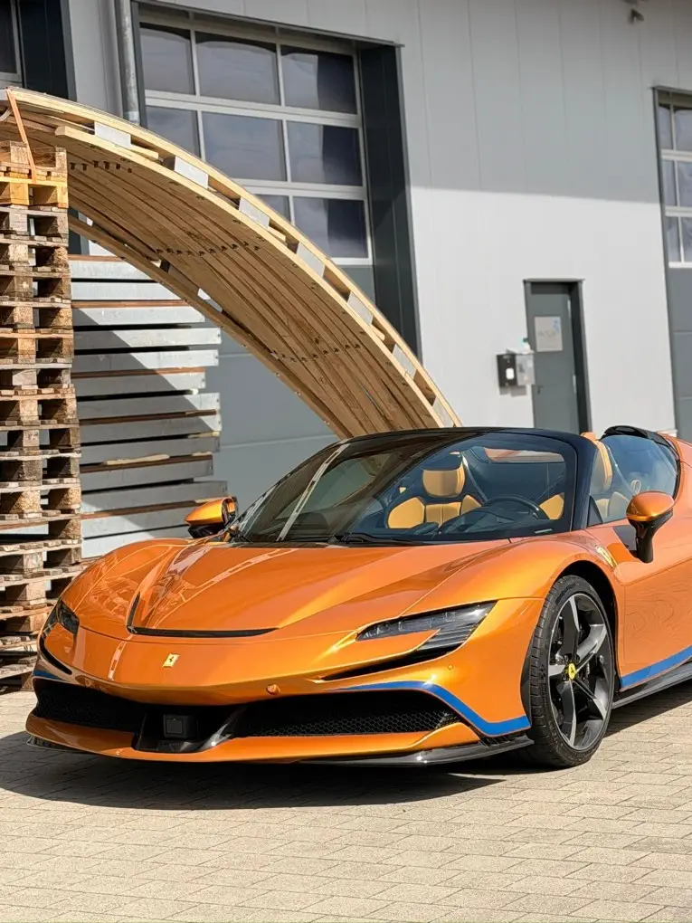 Ferrari SF90 Spider Tailor Made 2025, vue arrière — Geneva Luxury Car Rental, Genève. Ferrari SF90 Spider Tailor Made à Genève La Ferrari SF90 Spider Tailor Made 2025 est…