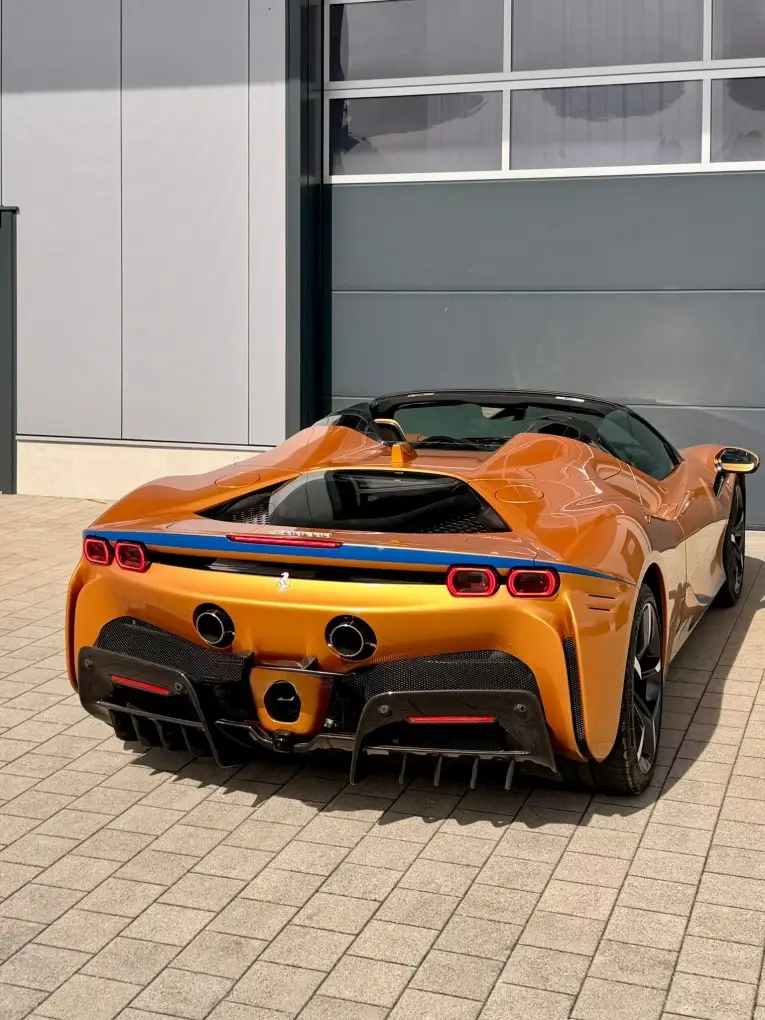 Ferrari SF90 Spider Tailor Made 2025, intérieur — Geneva Luxury Car Rental, Genève. Ferrari SF90 Spider Tailor Made à Genève La Ferrari SF90 Spider Tailor Made 2025 est…