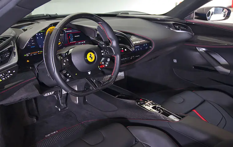 Ferrari SF90 Stradale 2025, extérieur — Geneva Luxury Car Rental, Genève. Ferrari SF90 Stradale à Genève La Ferrari SF90 Stradale 2025 figure parmi les supercars…