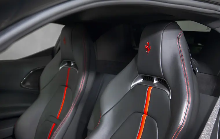 Ferrari SF90 Stradale 2025, vue arrière — Geneva Luxury Car Rental, Genève. Ferrari SF90 Stradale à Genève La Ferrari SF90 Stradale 2025 figure parmi les supercars…