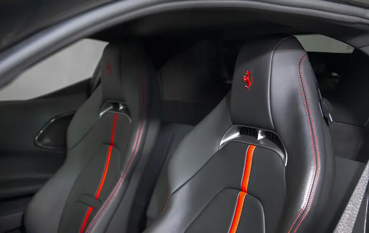 Ferrari SF90 Stradale 2025, vue arrière — Geneva Luxury Car Rental, Genève. Ferrari SF90 Stradale à Genève La Ferrari SF90 Stradale 2025 figure parmi les supercars…