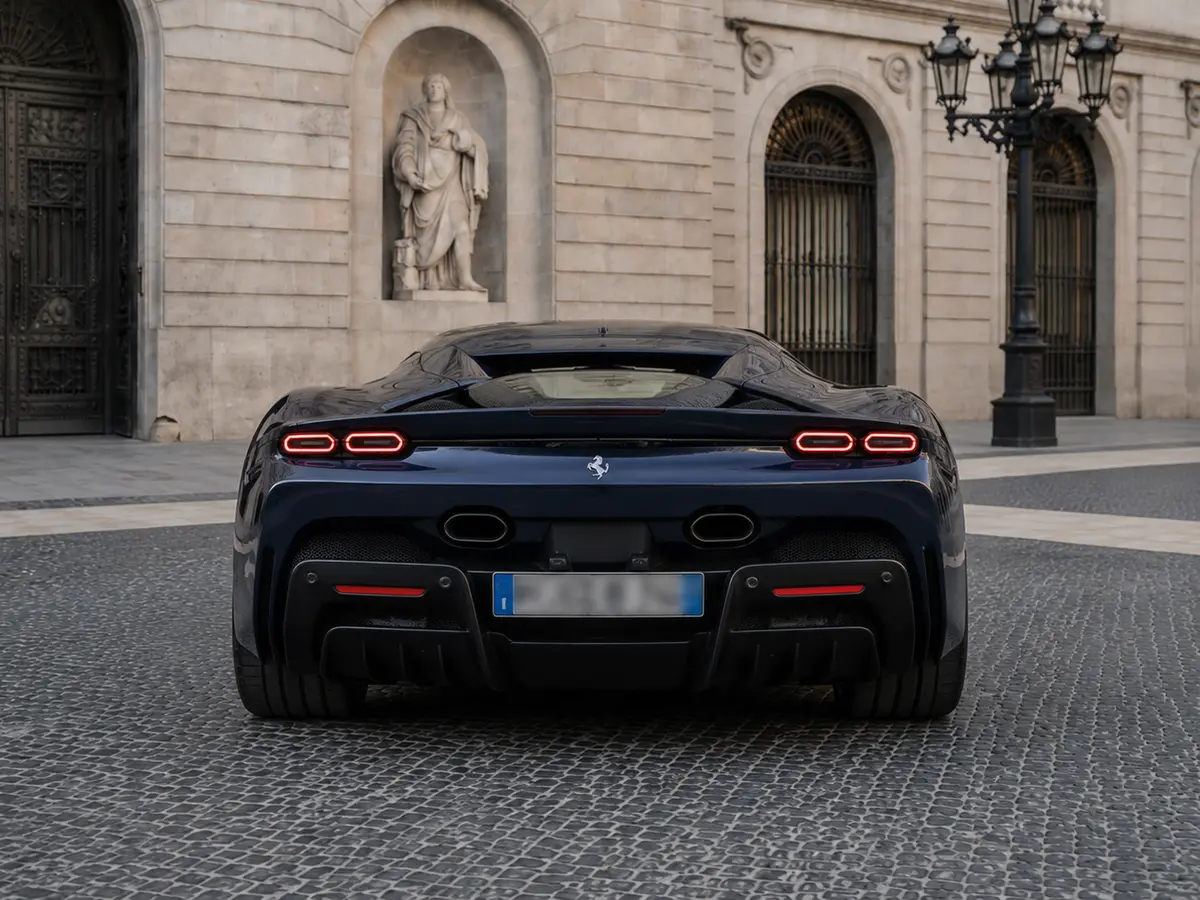 Ferrari SF90 Stradale 2025, vue arrière — Geneva Luxury Car Rental, Genève. Ferrari SF90 Stradale à Genève La Ferrari SF90 Stradale 2025 figure parmi les supercars…
