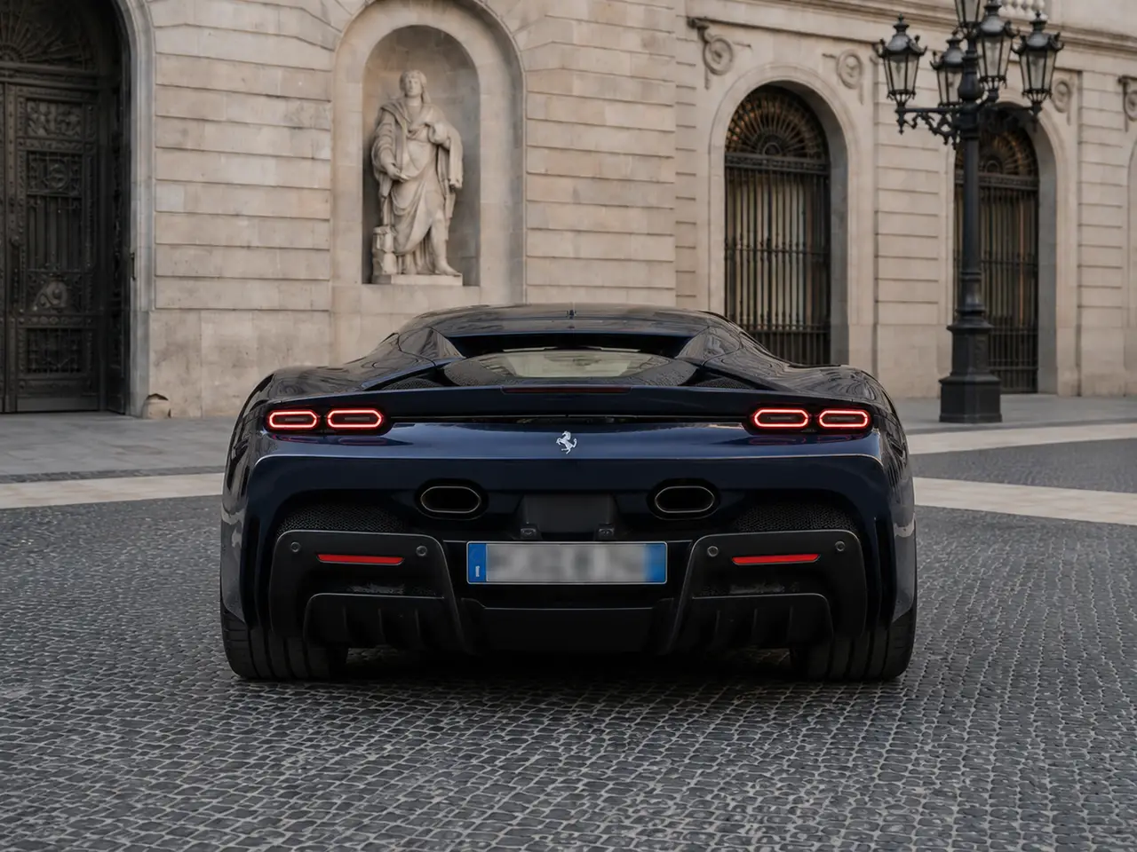 Ferrari SF90 Stradale 2025, vue arrière — Geneva Luxury Car Rental, Genève. Ferrari SF90 Stradale à Genève La Ferrari SF90 Stradale 2025 figure parmi les supercars…