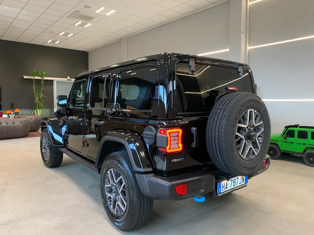 Jeep Wrangler 2025, extérieur — Geneva Luxury Car Rental, Genève. Jeep Wrangler à Genève Le Jeep Wrangler 2025 est proposé à la location à Genève, en…