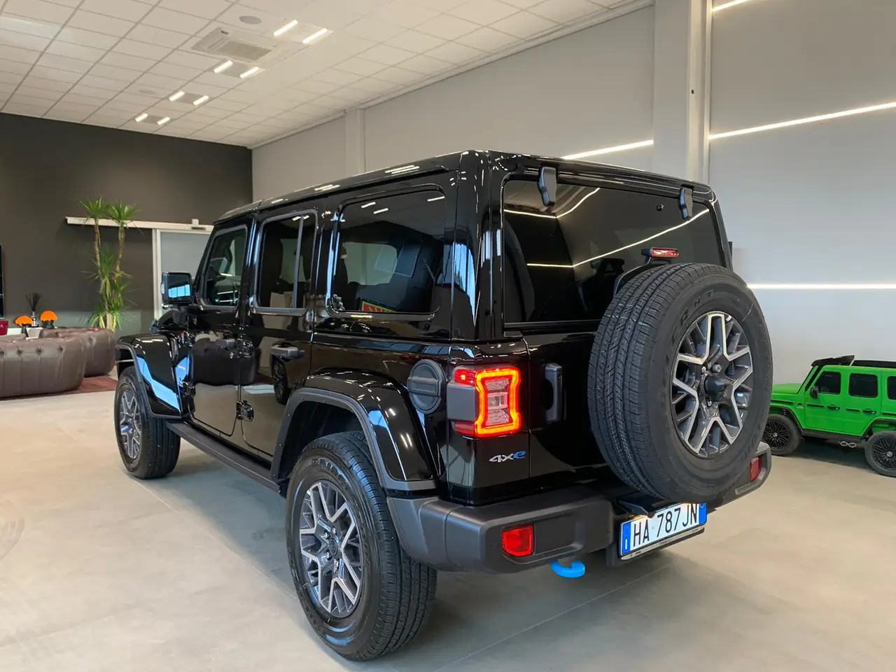 Jeep Wrangler 2025, extérieur — Geneva Luxury Car Rental, Genève. Jeep Wrangler à Genève Le Jeep Wrangler 2025 est proposé à la location à Genève, en…