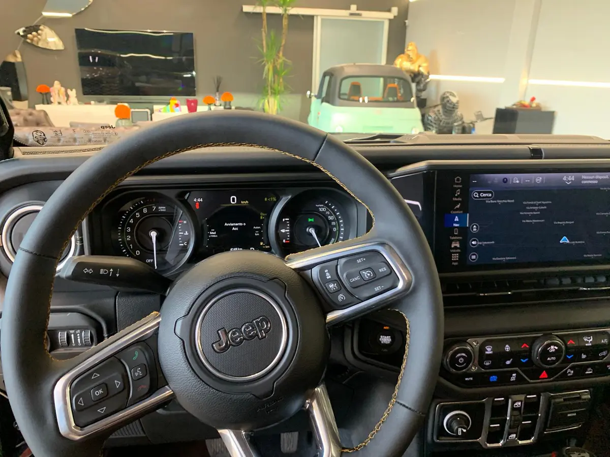 Jeep Wrangler 2025, vue avant — Geneva Luxury Car Rental, Genève. Jeep Wrangler à Genève Le Jeep Wrangler 2025 est proposé à la location à Genève, en…