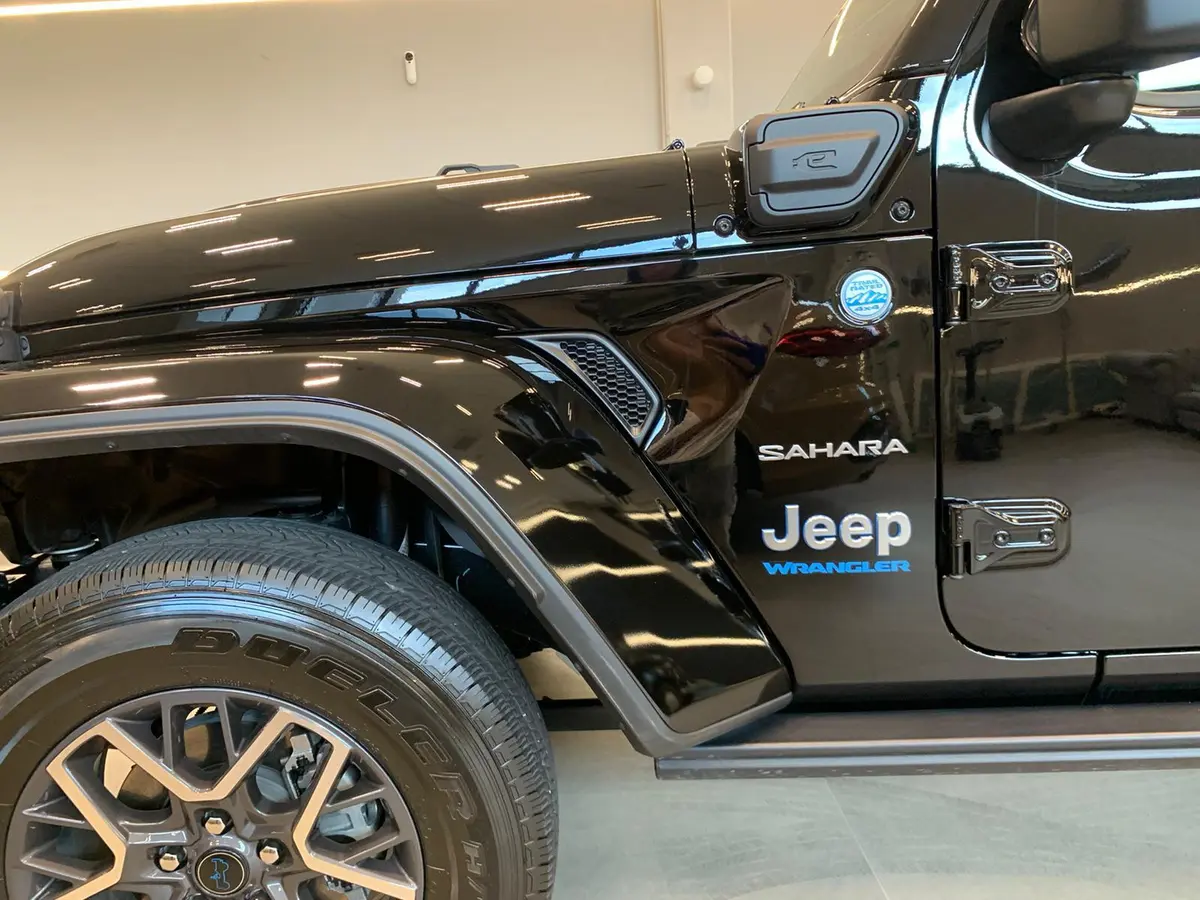 Jeep Wrangler 2025, vue arrière — Geneva Luxury Car Rental, Genève. Jeep Wrangler à Genève Le Jeep Wrangler 2025 est proposé à la location à Genève, en…