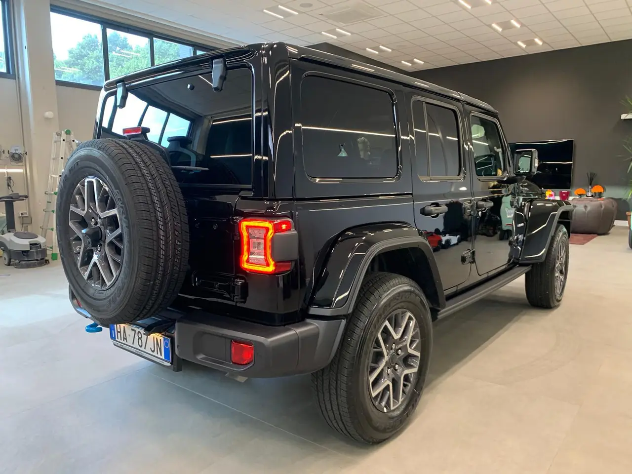 Jeep Wrangler 2025, intérieur — Geneva Luxury Car Rental, Genève. Jeep Wrangler à Genève Le Jeep Wrangler 2025 est proposé à la location à Genève, en…