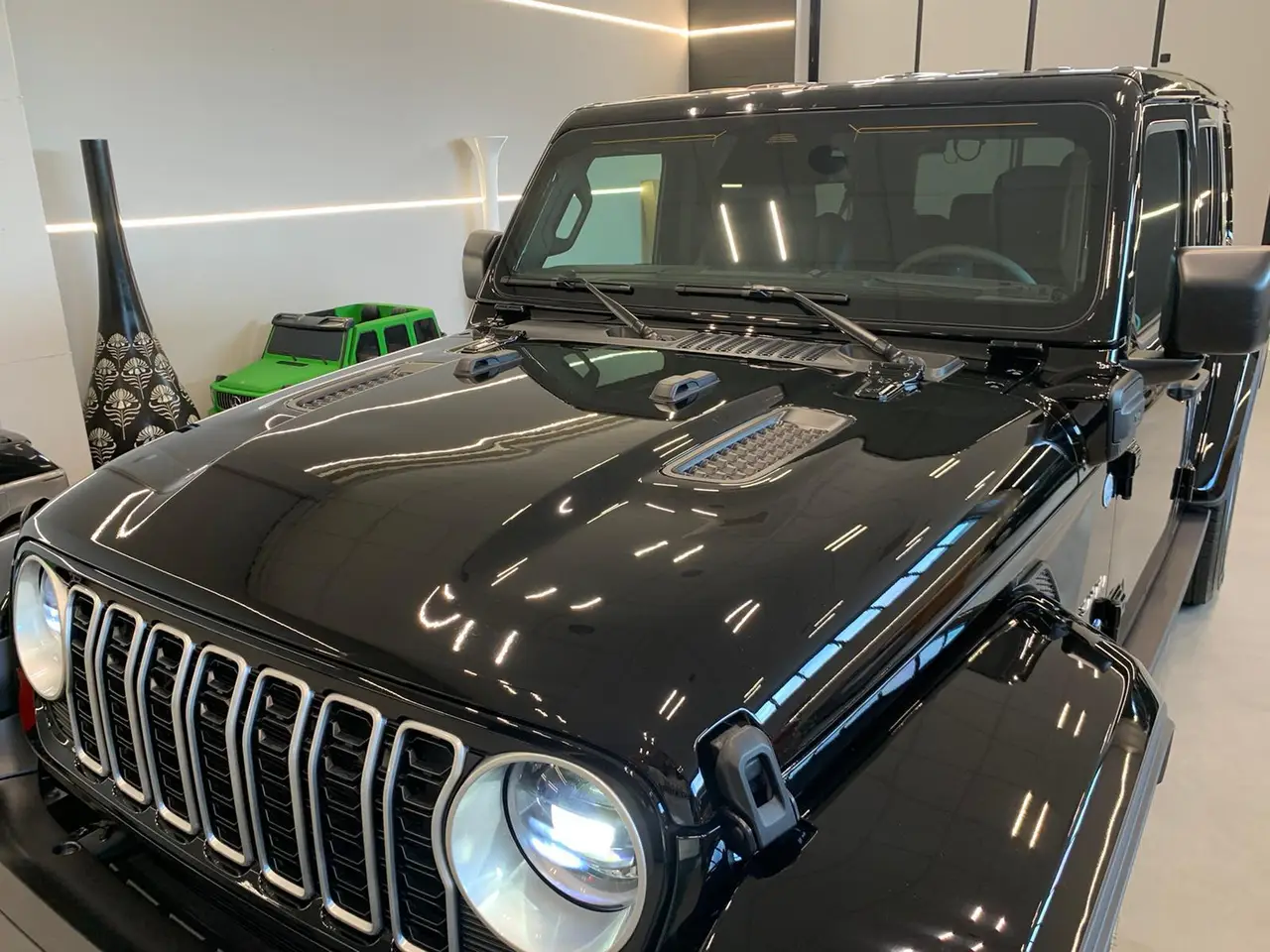 Jeep Wrangler 2025, tableau de bord — Geneva Luxury Car Rental, Genève. Jeep Wrangler à Genève Le Jeep Wrangler 2025 est proposé à la location à Genève, en…