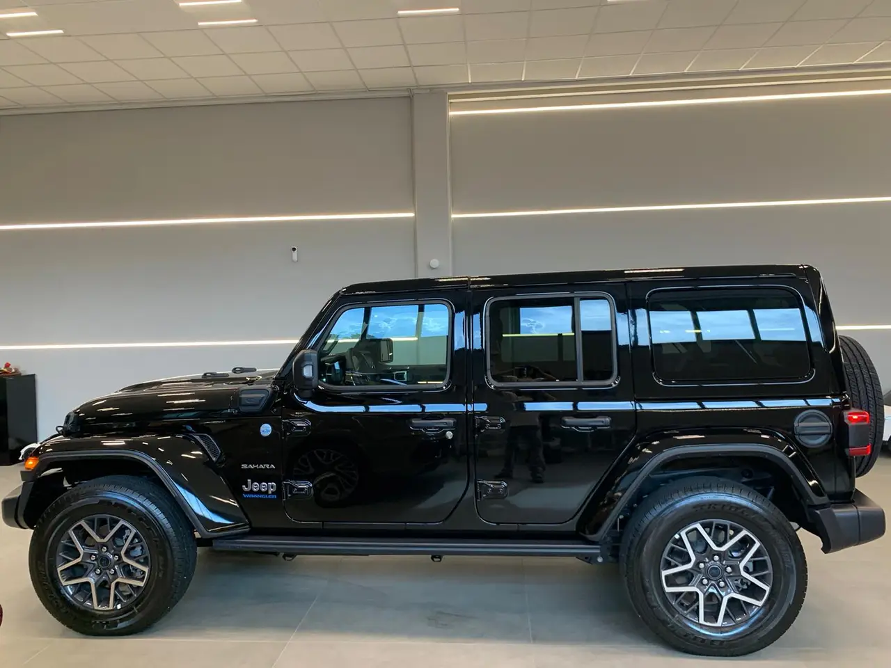 Jeep Wrangler 2025, profil latéral — Geneva Luxury Car Rental, Genève. Jeep Wrangler à Genève Le Jeep Wrangler 2025 est proposé à la location à Genève, en…