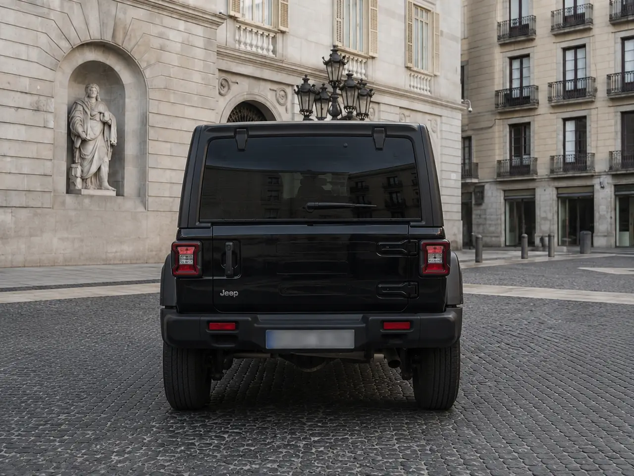 Jeep Wrangler 2025, vue arrière — Geneva Luxury Car Rental, Genève. Jeep Wrangler à Genève Le Jeep Wrangler 2025 est proposé à la location à Genève, en…