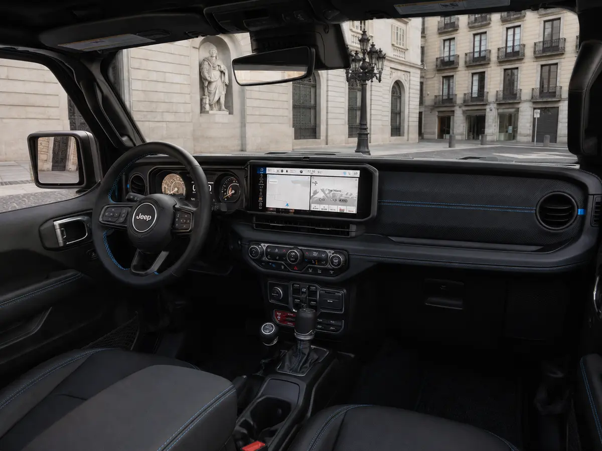 Jeep Wrangler 2025, intérieur — Geneva Luxury Car Rental, Genève. Jeep Wrangler à Genève Le Jeep Wrangler 2025 est proposé à la location à Genève, en…
