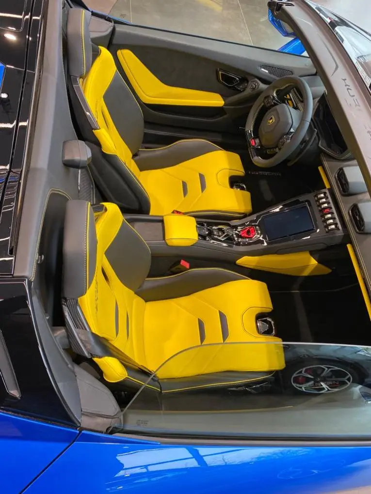Lamborghini Huracan Evo Spyder 2022, extérieur — Geneva Luxury Car Rental, Genève. Lamborghini Huracan Evo Spyder à Genève La Lamborghini Huracan Evo Spyder 2022 est…