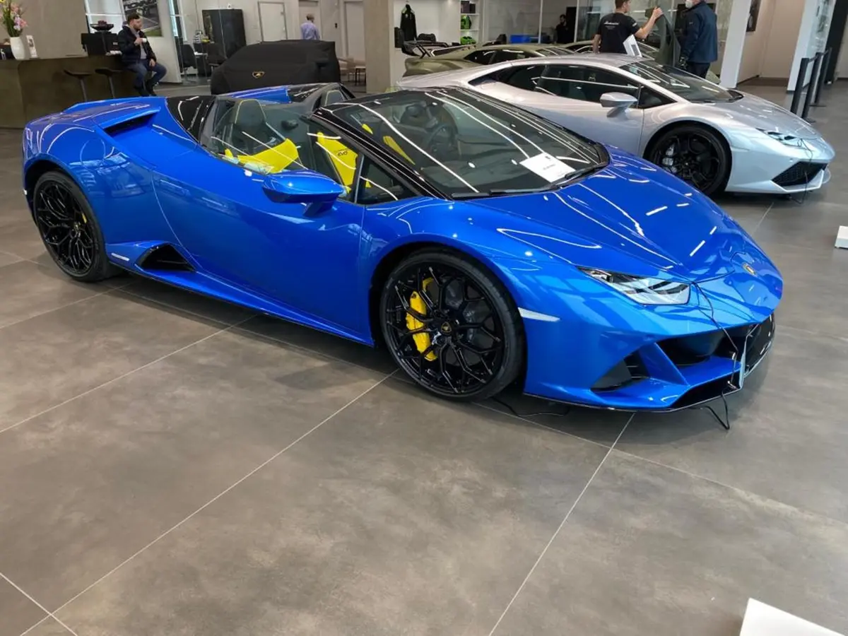 Lamborghini Huracan Evo Spyder 2022, vue avant — Geneva Luxury Car Rental, Genève. Lamborghini Huracan Evo Spyder à Genève La Lamborghini Huracan Evo Spyder 2022 est…