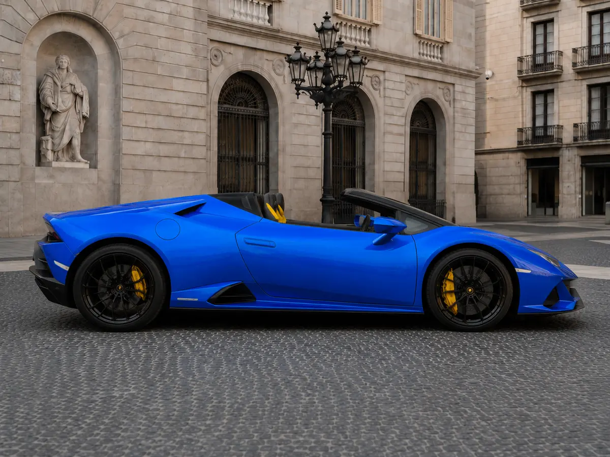 Lamborghini Huracan Evo Spyder 2022, vue avant — Geneva Luxury Car Rental, Genève. Lamborghini Huracan Evo Spyder à Genève La Lamborghini Huracan Evo Spyder 2022 est…