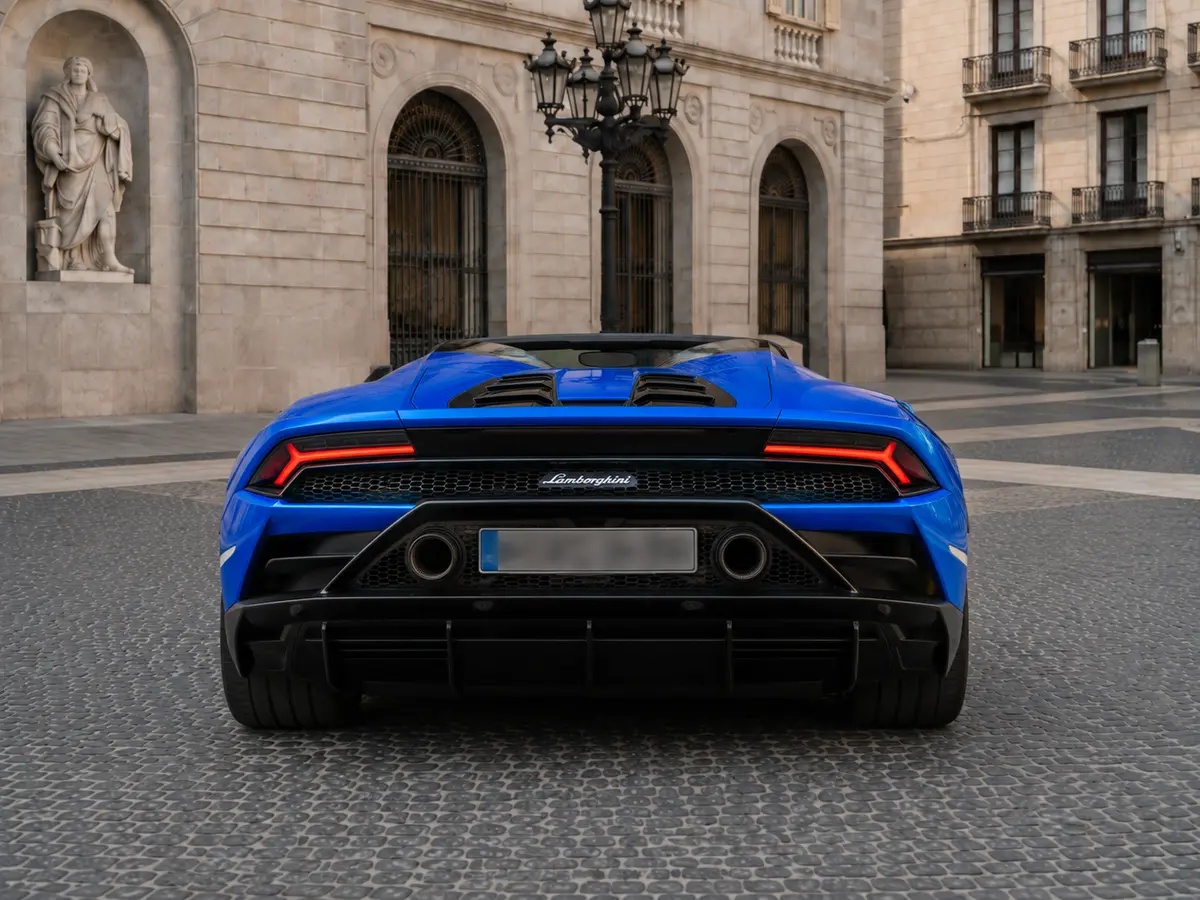 Lamborghini Huracan Evo Spyder 2022, vue arrière — Geneva Luxury Car Rental, Genève. Lamborghini Huracan Evo Spyder à Genève La Lamborghini Huracan Evo Spyder 2022 est…