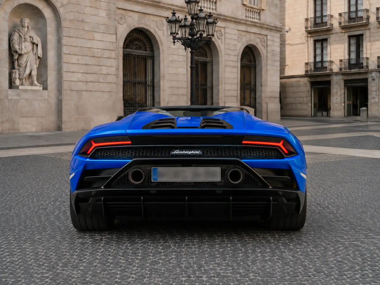 Lamborghini Huracan Evo Spyder 2022, vue arrière — Geneva Luxury Car Rental, Genève. Lamborghini Huracan Evo Spyder à Genève La Lamborghini Huracan Evo Spyder 2022 est…