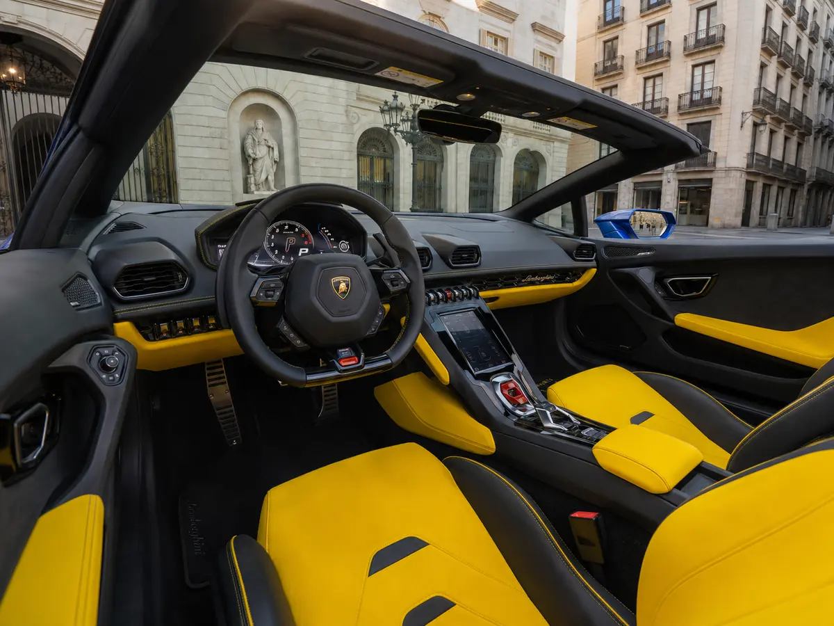 Lamborghini Huracan Evo Spyder 2022, intérieur — Geneva Luxury Car Rental, Genève. Lamborghini Huracan Evo Spyder à Genève La Lamborghini Huracan Evo Spyder 2022 est…