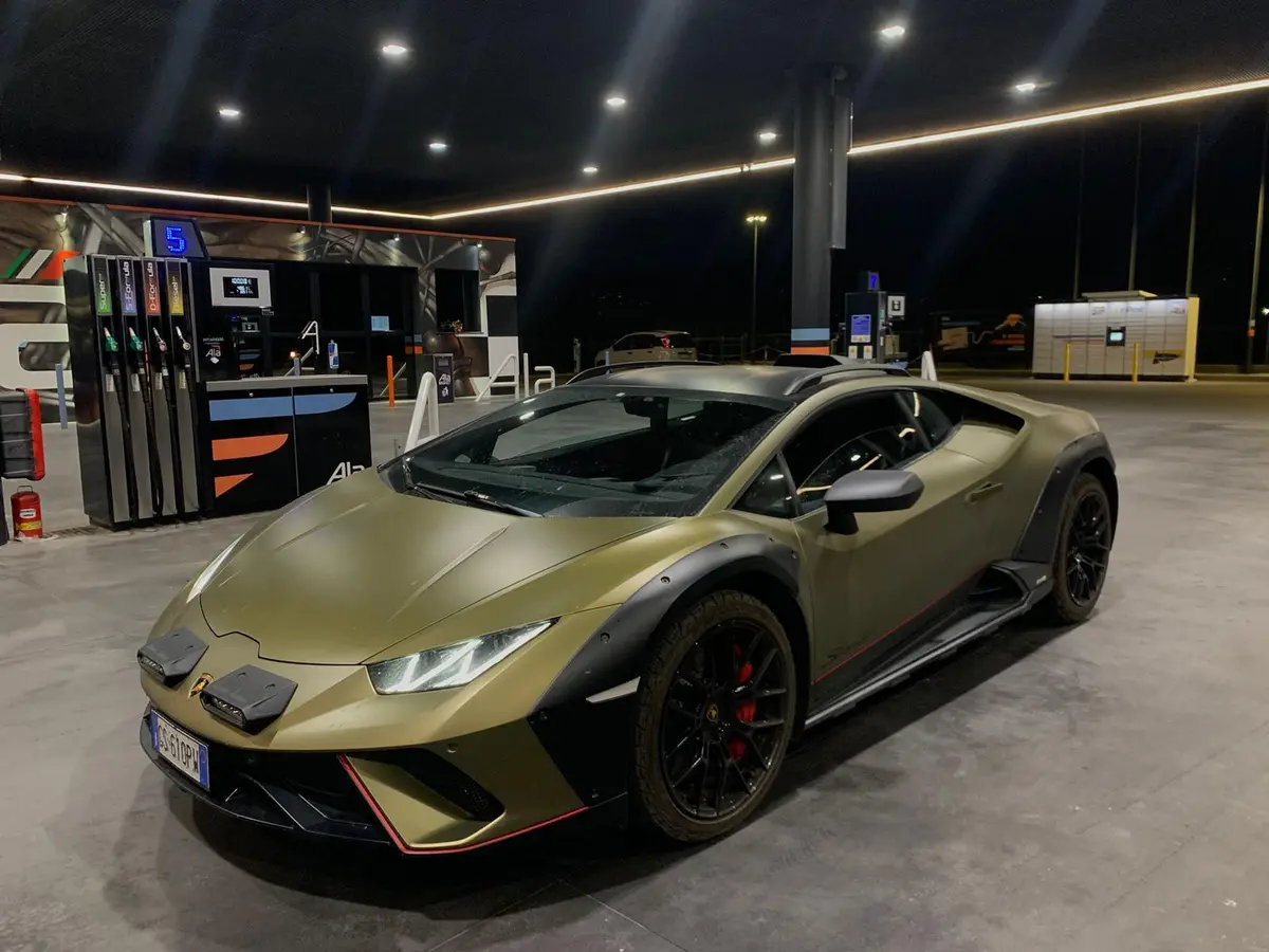 Lamborghini Huracan Sterrato 2024 — Geneva Luxury Car Rental, Genève. Lamborghini Huracan Sterrato à Genève La Lamborghini Huracan Sterrato 2024 est proposée à…