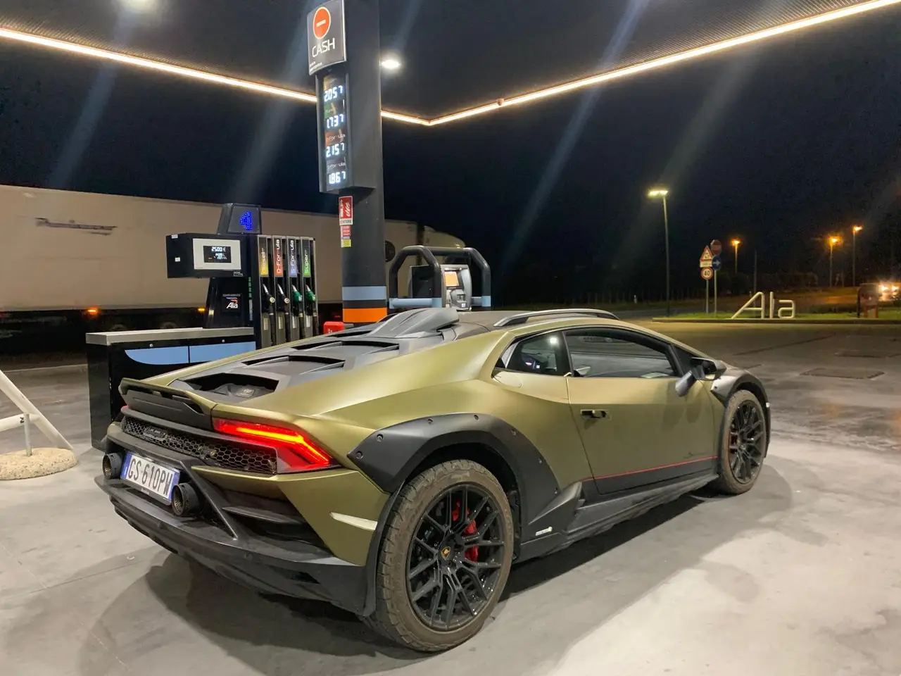 Lamborghini Huracan Sterrato 2024, vue avant — Geneva Luxury Car Rental, Genève. Lamborghini Huracan Sterrato à Genève La Lamborghini Huracan Sterrato 2024 est proposée à…