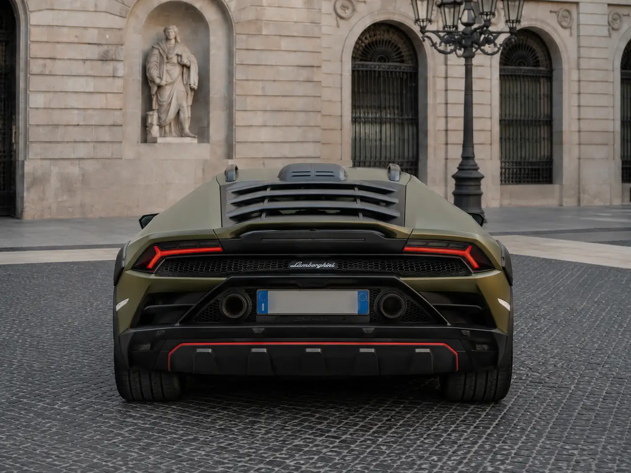 Lamborghini Huracan Sterrato 2024, vue arrière — Geneva Luxury Car Rental, Genève. Lamborghini Huracan Sterrato à Genève La Lamborghini Huracan Sterrato 2024 est proposée à…