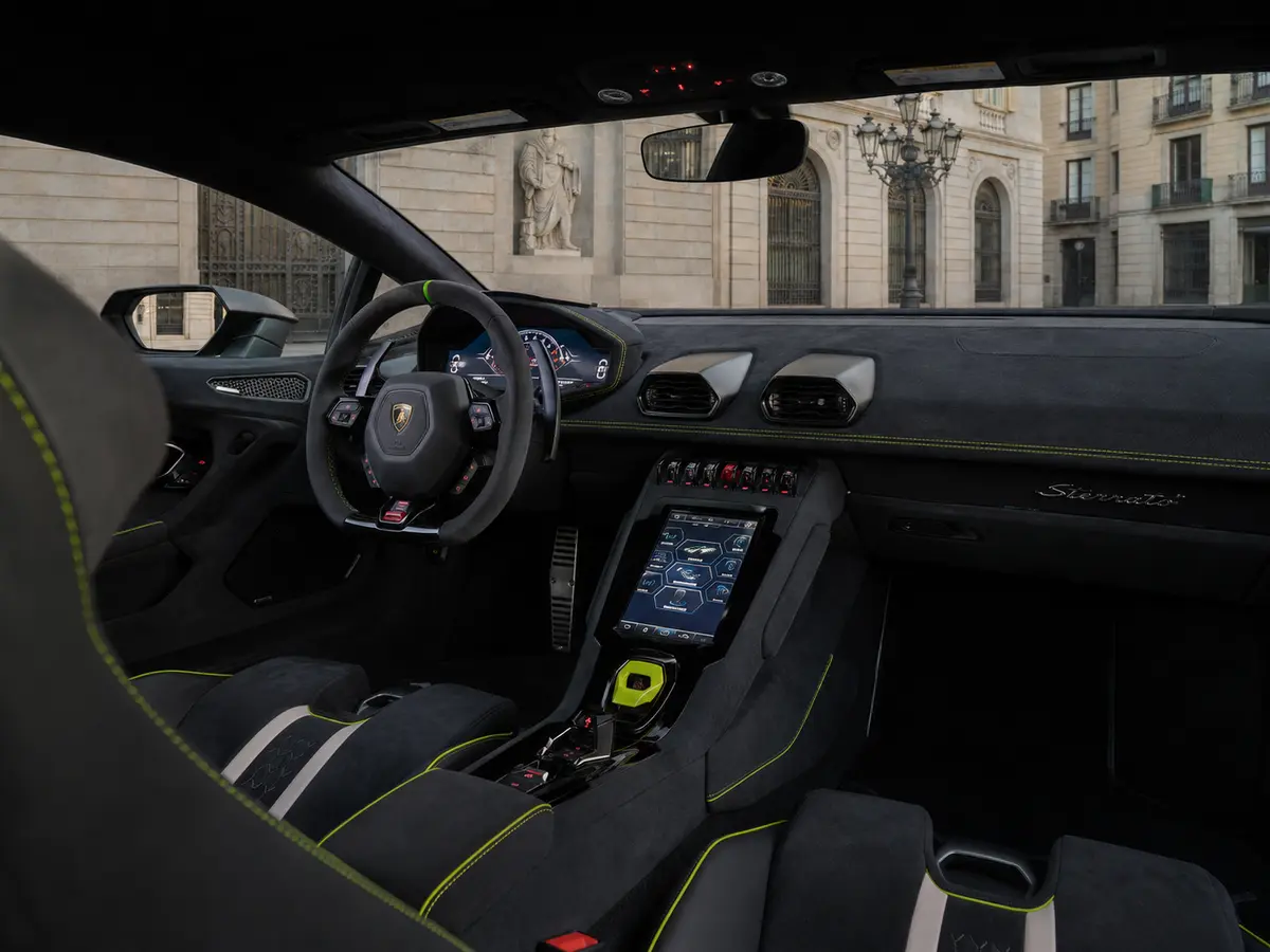 Lamborghini Huracan Sterrato 2024, intérieur — Geneva Luxury Car Rental, Genève. Lamborghini Huracan Sterrato à Genève La Lamborghini Huracan Sterrato 2024 est proposée à…