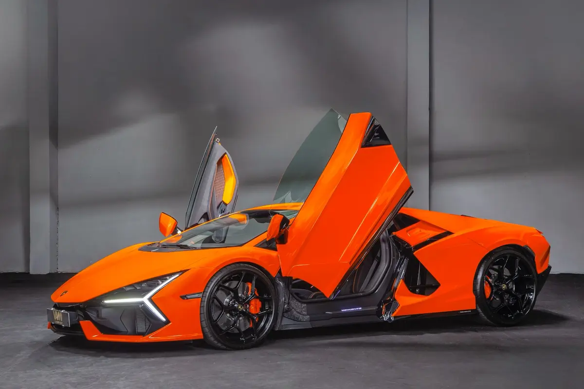 Lamborghini Revuelto 2026, extérieur — Geneva Luxury Car Rental, Genève. Lamborghini Revuelto à Genève La Lamborghini Revuelto 2026 se loue à Genève au sein de…