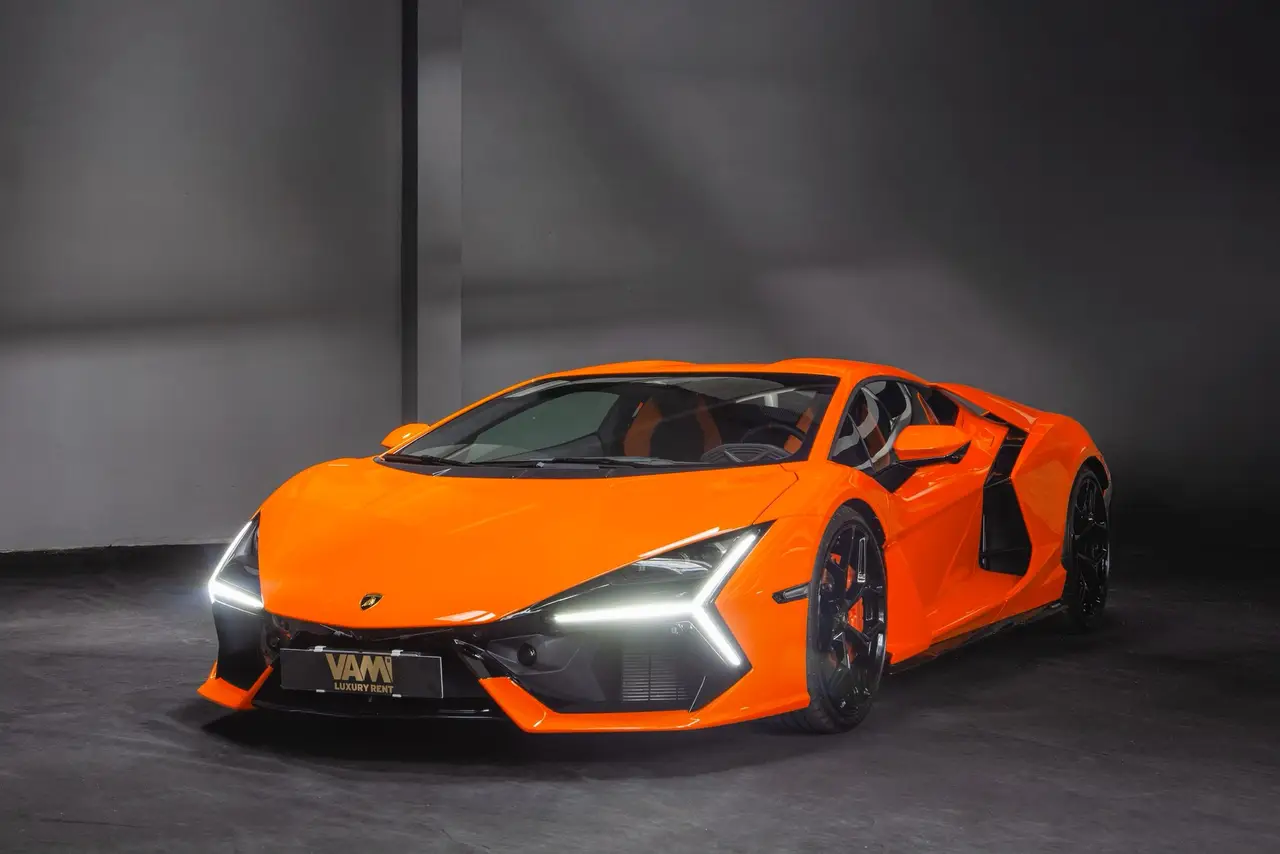 Lamborghini Revuelto 2026, vue avant — Geneva Luxury Car Rental, Genève. Lamborghini Revuelto à Genève La Lamborghini Revuelto 2026 se loue à Genève au sein de…