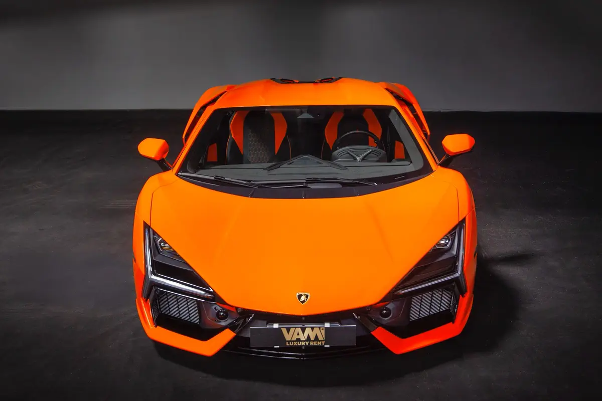 Lamborghini Revuelto 2026, vue arrière — Geneva Luxury Car Rental, Genève. Lamborghini Revuelto à Genève La Lamborghini Revuelto 2026 se loue à Genève au sein de…