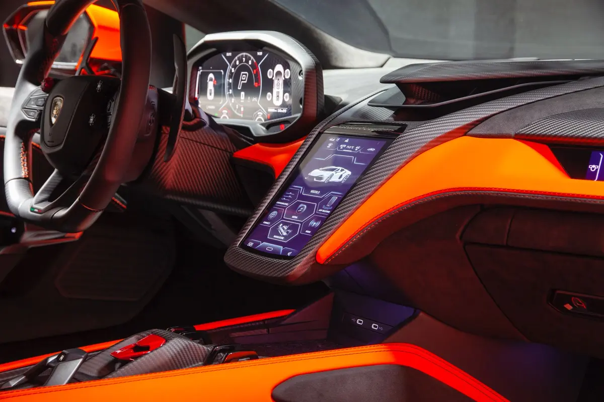 Lamborghini Revuelto 2026, tableau de bord — Geneva Luxury Car Rental, Genève. Lamborghini Revuelto à Genève La Lamborghini Revuelto 2026 se loue à Genève au sein de…