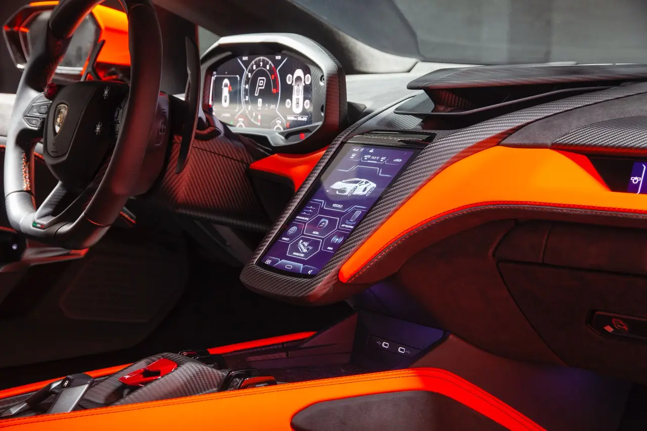 Lamborghini Revuelto 2026, tableau de bord — Geneva Luxury Car Rental, Genève. Lamborghini Revuelto à Genève La Lamborghini Revuelto 2026 se loue à Genève au sein de…
