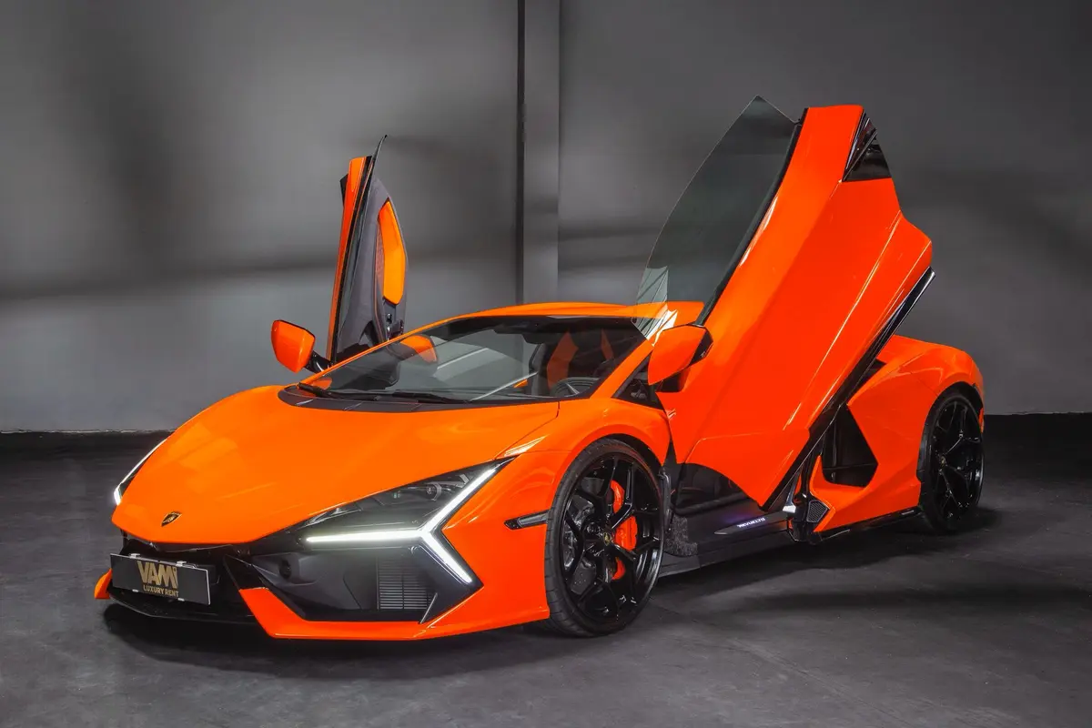 Lamborghini Revuelto 2026, profil latéral — Geneva Luxury Car Rental, Genève. Lamborghini Revuelto à Genève La Lamborghini Revuelto 2026 se loue à Genève au sein de…