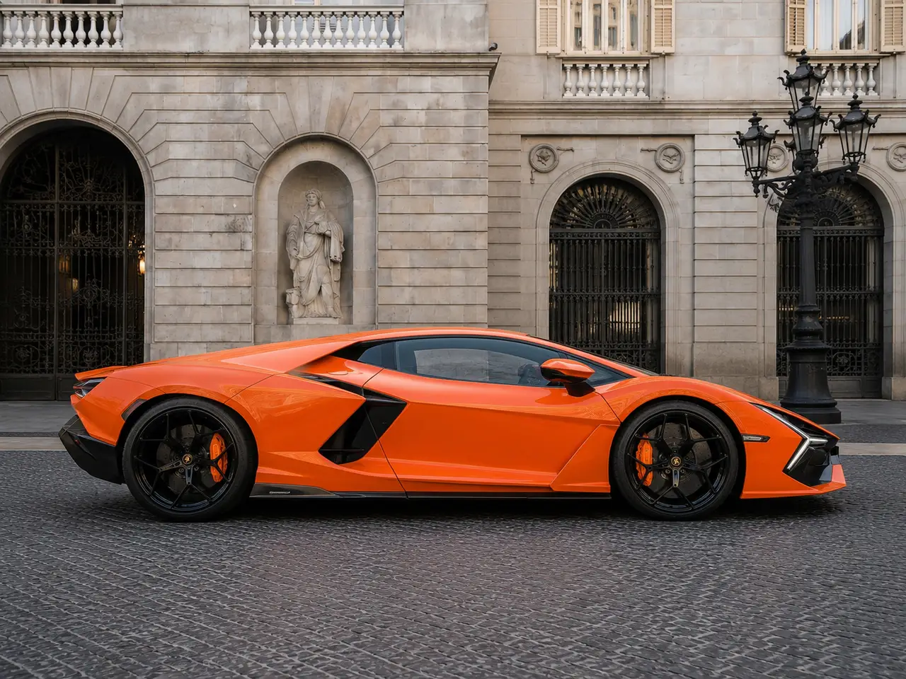 Lamborghini Revuelto 2026, vue avant — Geneva Luxury Car Rental, Genève. Lamborghini Revuelto à Genève La Lamborghini Revuelto 2026 se loue à Genève au sein de…