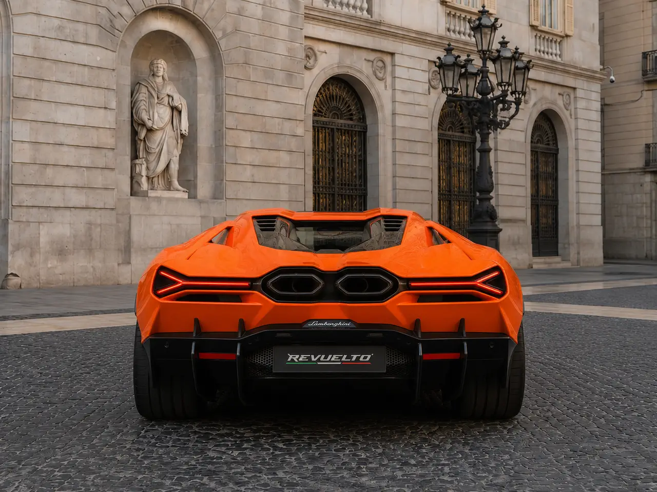 Lamborghini Revuelto 2026, vue arrière — Geneva Luxury Car Rental, Genève. Lamborghini Revuelto à Genève La Lamborghini Revuelto 2026 se loue à Genève au sein de…