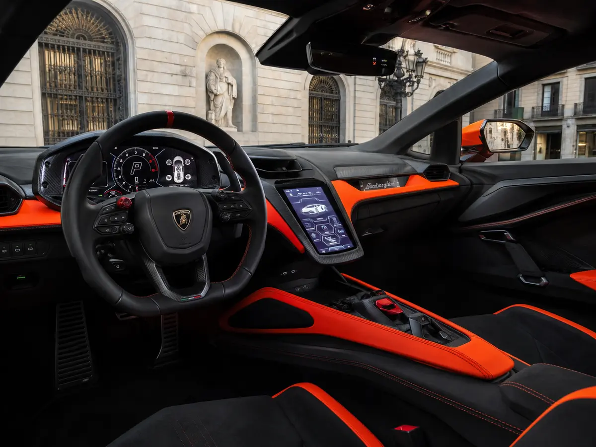 Lamborghini Revuelto 2026, intérieur — Geneva Luxury Car Rental, Genève. Lamborghini Revuelto à Genève La Lamborghini Revuelto 2026 se loue à Genève au sein de…