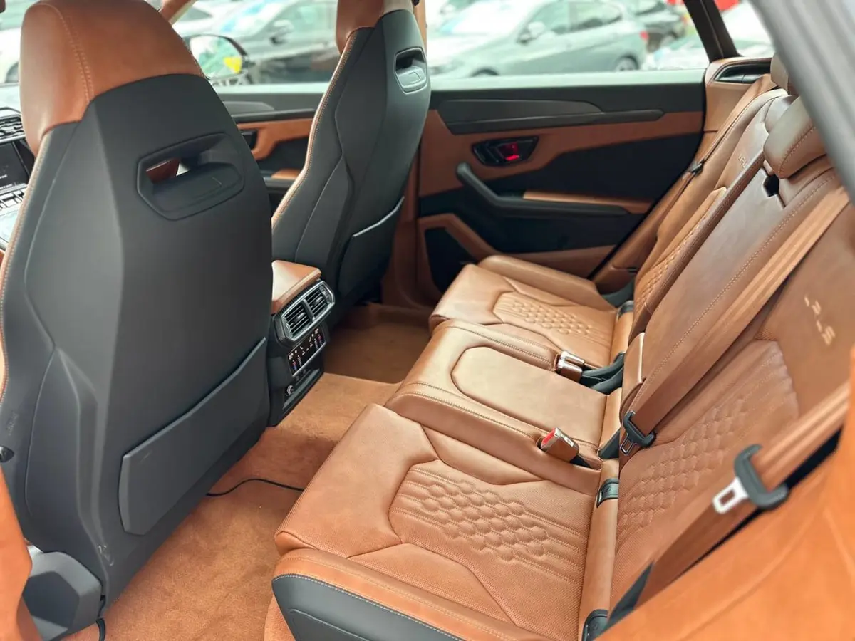 Lamborghini Urus S 2023, extérieur — Geneva Luxury Car Rental, Genève. Lamborghini Urus S à Genève Le Lamborghini Urus S 2023 est disponible à la location à…