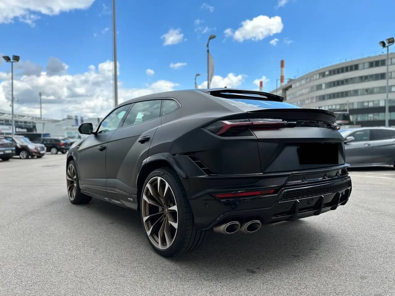 Lamborghini Urus S 2023, vue avant — Geneva Luxury Car Rental, Genève. Lamborghini Urus S à Genève Le Lamborghini Urus S 2023 est disponible à la location à…